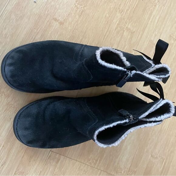 𝅺ugg Sz4 Cecile back bow side zip bootie - Picture 2 of 7